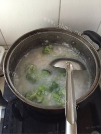 美味的鲍鱼鲜虾粥做法图解6)