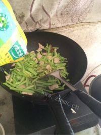 家常菜芹菜炒肉片做法图解11)