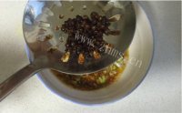 家常凉拌菠菜粉丝面筋做法图解13)