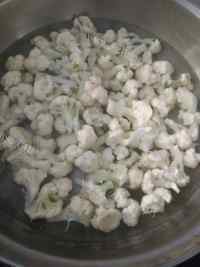香飘十里的花菜炒肉做法图解3)