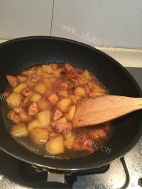 诱人的土豆烧肉做法图解10)