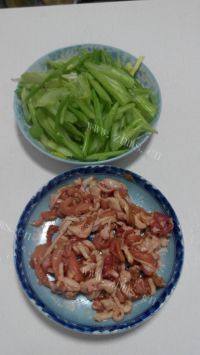家庭式芹菜炒肉做法图解1)