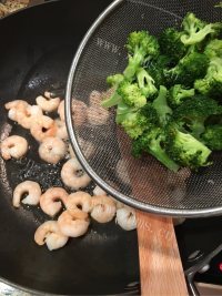好吃的虾仁西兰花炒蘑菇做法图解8)