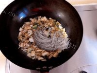美味红烧肉炖干白菜做法图解7)