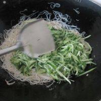 百吃不厌的素炒米粉做法图解10)