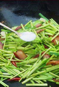 家常菜藜蒿炒腊肉做法图解7)