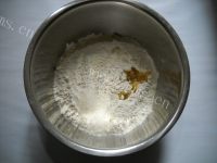 美味的黑豆肉松餐包做法图解4)