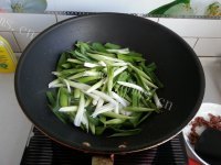 家常菜腊肠炒青蒜做法图解5)