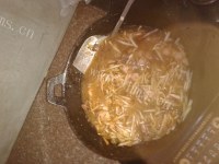 鲜美的虾仁葫芦炒黑粉丝做法图解5)