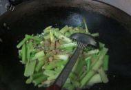 易做的芹菜炒肉做法图解5)