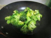 西兰花香菇炒培根做法图解6)