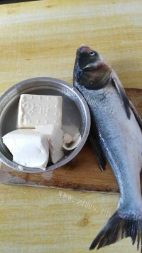 独特的鱼头炖豆腐做法图解1)