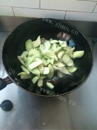 美味的蚕豆瓣炖茄子做法图解6)