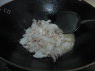 家常菜芹菜鱿鱼做法图解3)