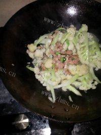美美厨房之花菜炒肉做法图解4)