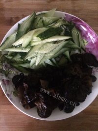 清爽的木耳烩丸子做法图解2)