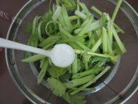 家常菜清炒芹菜做法图解3)