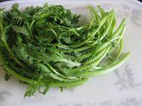 家常的蒜蓉茼蒿做法图解1)
