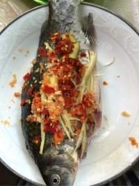 家常菜剁椒蒸鲫鱼做法图解4)