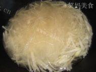 美味的萝卜粉丝汤做法图解7)