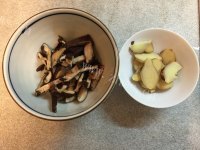 营养的麻油香菇肉粥做法图解3)