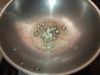 简易培根菠萝炒饭做法图解8)