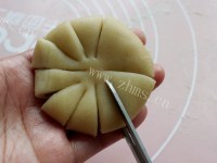香甜豆沙枣泥菊花酥做法图解11)