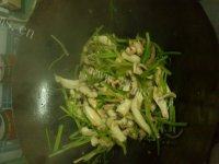 芹菜炒墨鱼做法图解11)