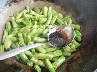 自制肉片焖豆角做法图解7)