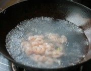 滋补虾仁鸡汤煮红薯叶做法图解2)