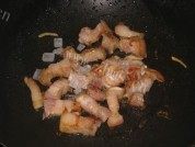 家常五花肉烧土豆做法图解2)