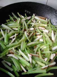 自制芹菜炒香干做法图解3)