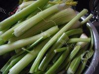 家常菜素炒芹菜做法图解1)