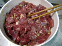 解馋美食孜然牙签羊肉做法图解2)