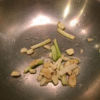 美味的茄汁焖大虾做法图解6)