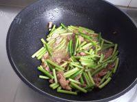 家常菜蒜薹炒肉做法图解7)
