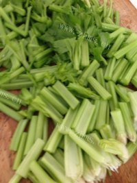 家常菜清炒芹菜做法图解1)