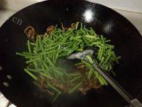 美美厨房之蒜苔炒肉做法图解9)