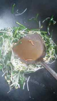 特色美食韭菜炒绿豆芽做法图解8)
