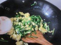 常吃不腻的韭菜炒鸡蛋做法图解5)