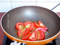 美味的金针菇番茄汤做法图解2)