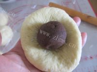 自制花式豆沙面包做法图解7)