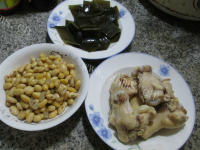 家常黄豆海带焖鸡翅根做法图解1)
