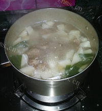 美味饿仔排萝卜汤做法图解8)
