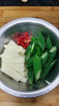 家常菜秋葵炒牛肉做法图解4)