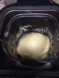 香喷喷的奶香果干面包做法图解4)