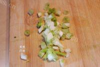 味道不错的皮蛋豆腐做法图解3)