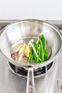秘制蛋黄肉粽做法图解2)