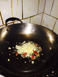 家常菜尖椒肥肠做法图解7)