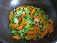 家常菜芹菜胡萝卜炒肉做法图解7)